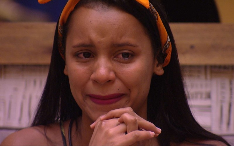 Gleici escuta recado da mãe e chora