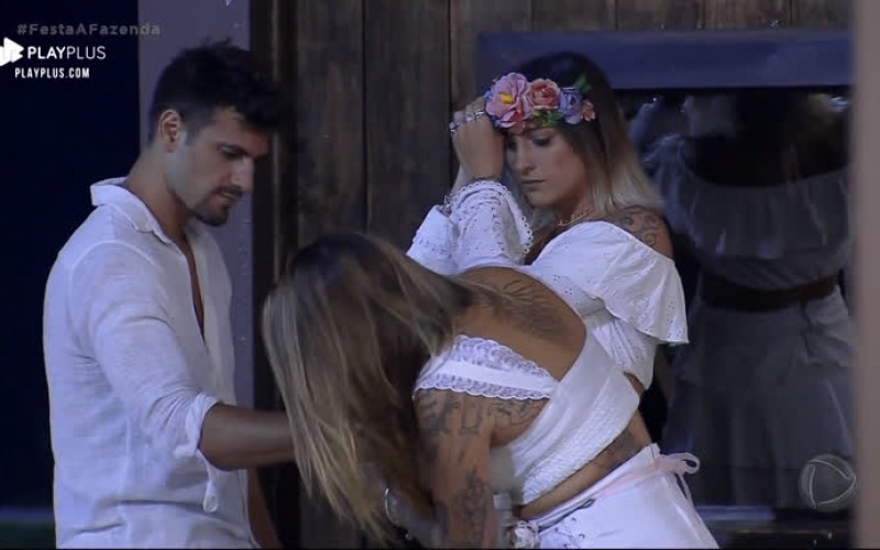 Gui e Tati se beijam na festa e são surpreendidos por Bifão