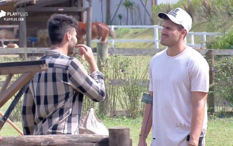 Gui pega dicas com Netto para colocar lente de contato nos dentes