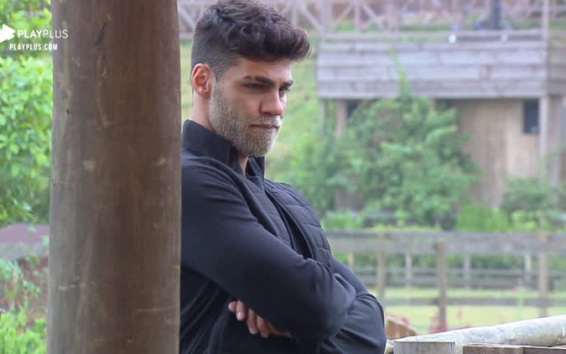 Guilherme e Netto combinam de raspar barba descolorida