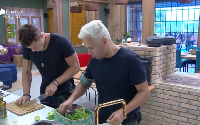 Guilherme e Viny preparam o almoço dos peões