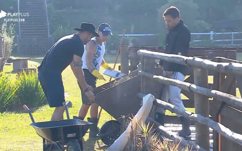Guilherme Leão ensina tarefas para Vinny Vieira e Tulio
