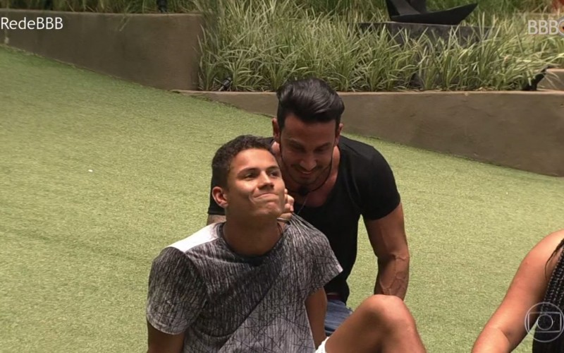 Gustavo e Danrley ganham imunidade em prova na estreia do BBB19