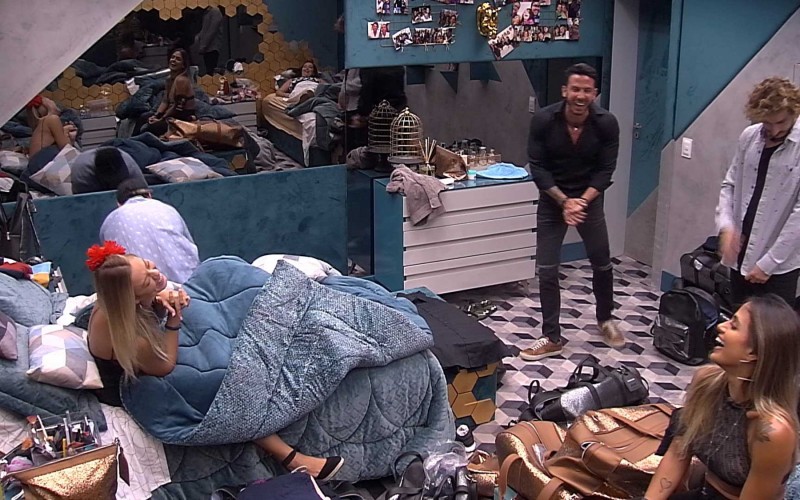 Gustavo explica para Maycon: 