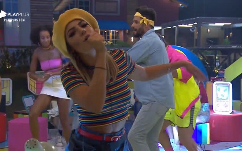 Hari Almeida bebe demais e canta: 