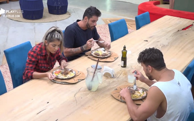 Hari Almeida e Lucas Viana almoçam bife feito por Diego Grossi