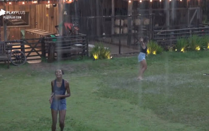 Hari Almeida e Sabrina Paiva se divertem debaixo de chuva