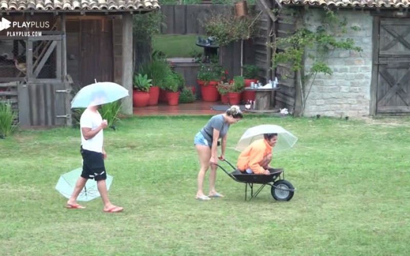 Hari Almeida e Thayse Teixeira se divertem com carrinho de mão