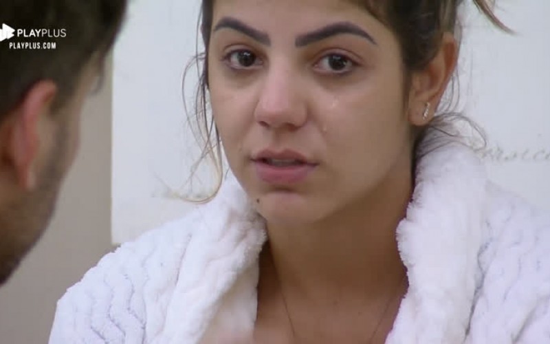 Hari chora e desabafa: 