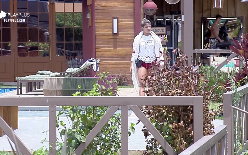 Hari chora sozinha na casa da árvore