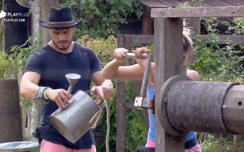 Hari sofre para tirar água do poço, mas Lucas ajuda namorada