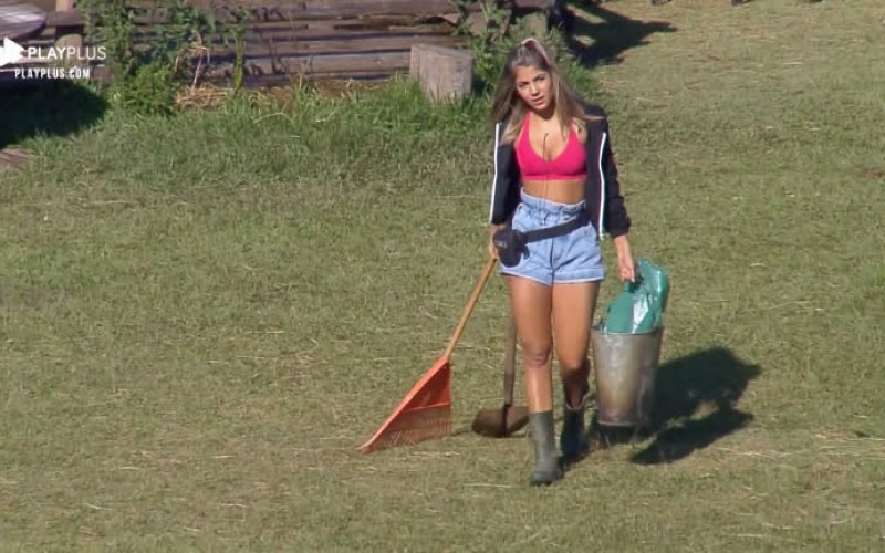 Hari solta a voz ao som de 