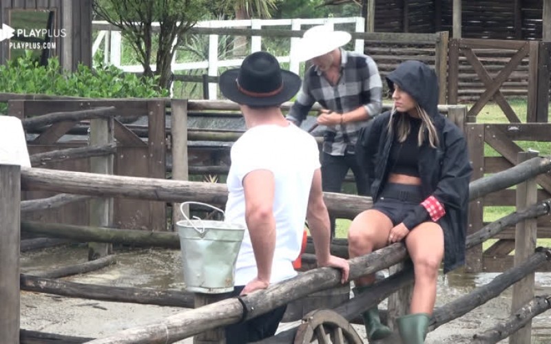 Hariany Almeida ensina Lucas Viana a cuidar das ovelhas