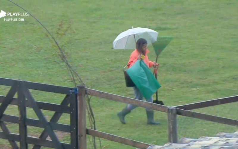 Hariany encarou tempo ruim e realizou tarefas embaixo da chuva