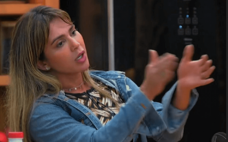 Mirella e Nadja brigam na Ilha Record: “Tu é falsa e fingida”