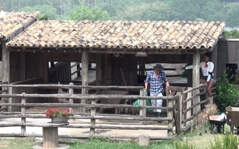 Inseparáveis, Rodrigo Phavanello e Sabrina Paiva fazem tarefa juntos