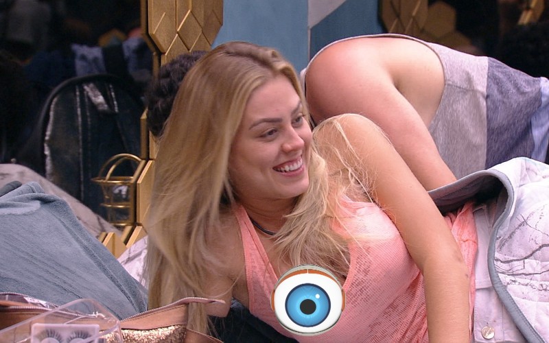 Isabella mostra demais na cama de casal do Quarto Ouro