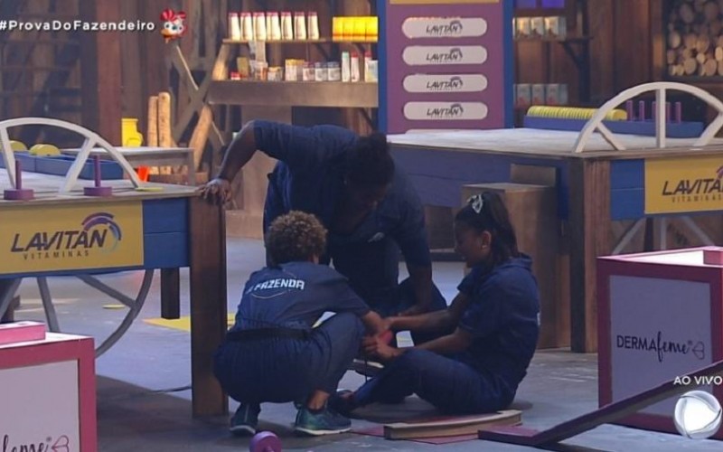 Jake se machuca na prova do fazendeiro e recebe ajuda de peoas: Tá doendo