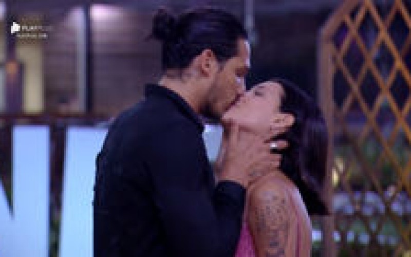 João Zoli e Gabi Prado beijam muito em festa hollywoodiana