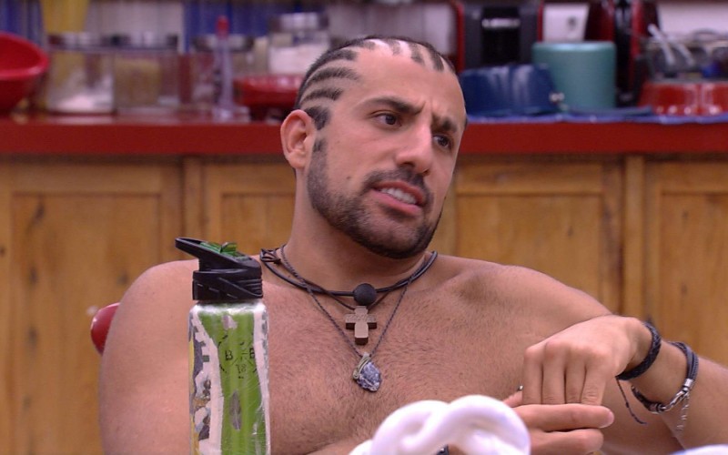 Kaysar brinca com a rotina da casa: 