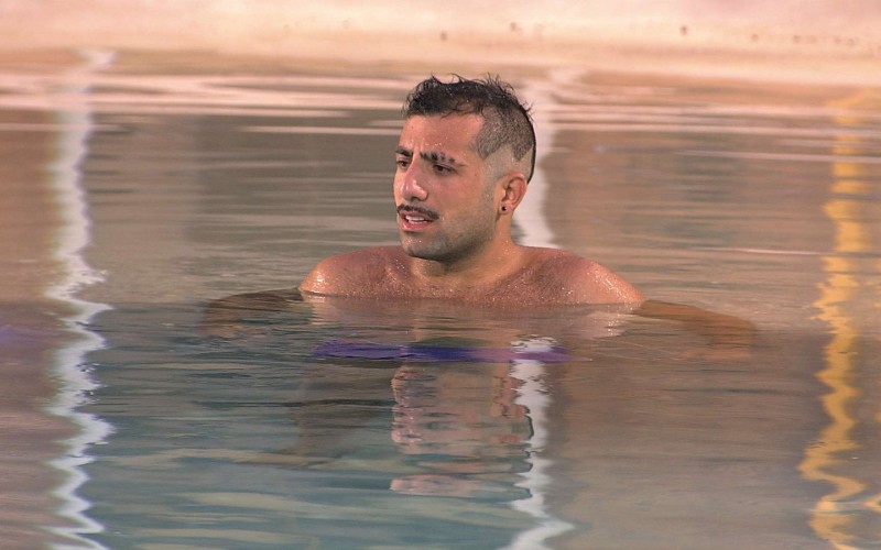 Kaysar reflete sozinho: 