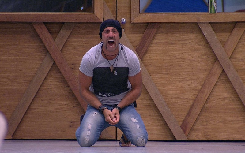 Kaysar se ajoelha e grita no jardim: 