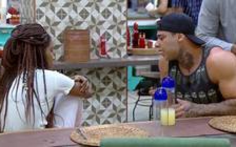 Leo Stronda revela a Luane Dias que usa 