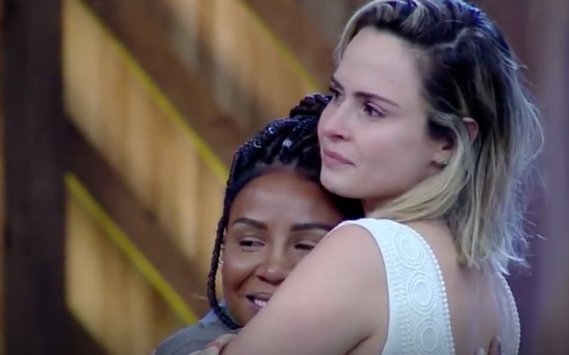 Luane Dias abre carta premiada e dá carro para Ana Paula Renault 