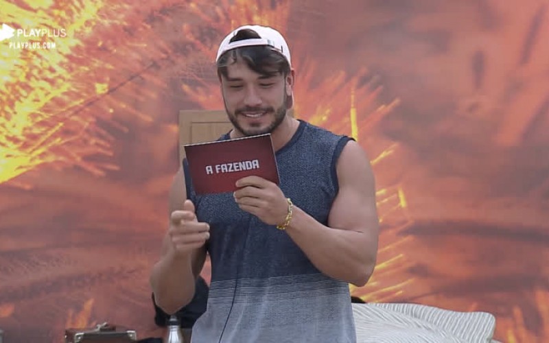 Lucas anuncia tema da festa da semana e peões festejam