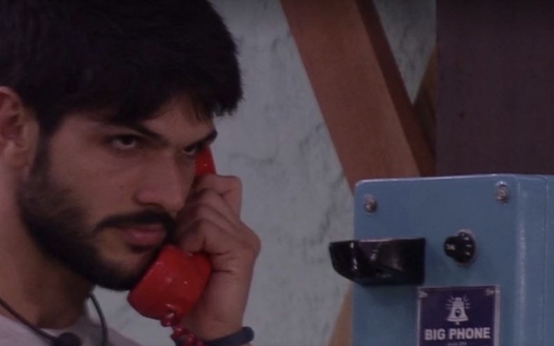 Lucas atende o Big Fone