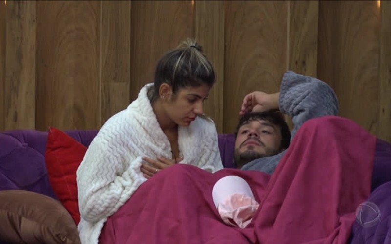 Lucas chama Hari para DR, mas os dois não se entendem