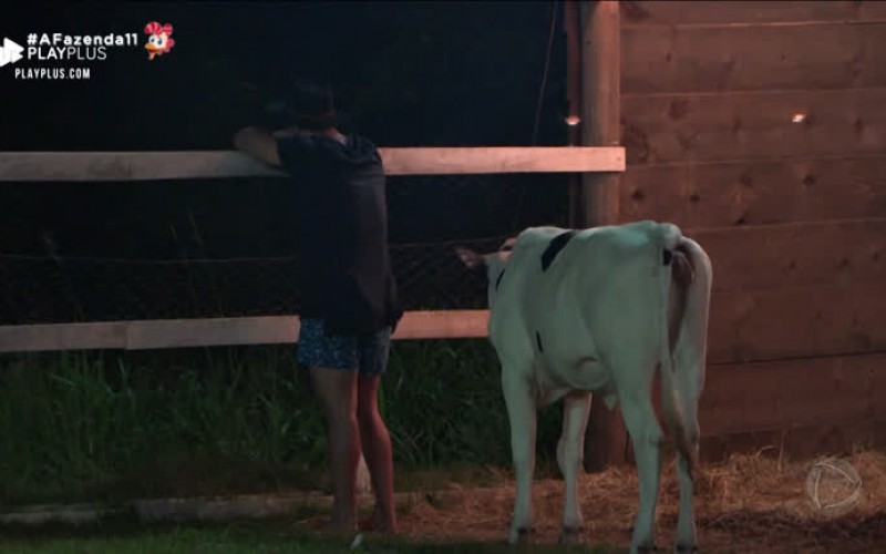 Lucas chora sozinho e pede desculpas aos pais: 