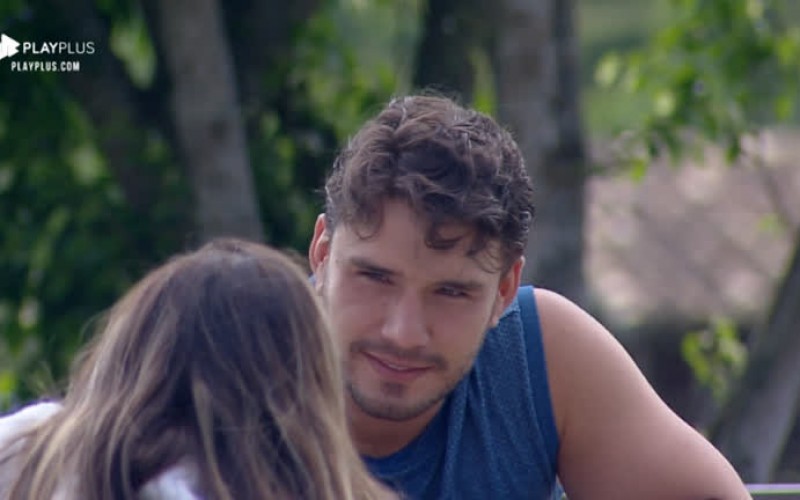 Lucas cobra Hari após peoa negar beijo: 