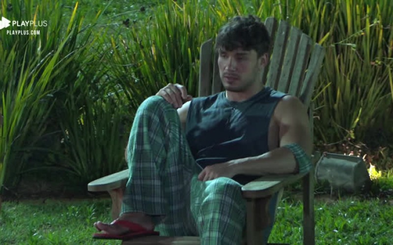 Lucas desabafa e recebe conselhos de Gui e Viny