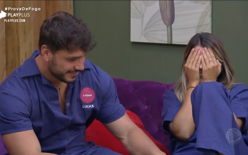 Lucas diz que perdoa Hari e os dois se beijam