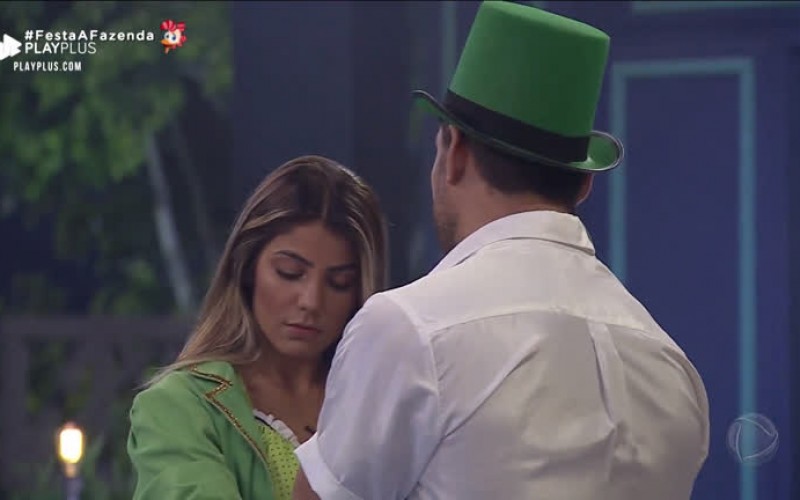 Lucas e Hari discutem durante Festa Pub