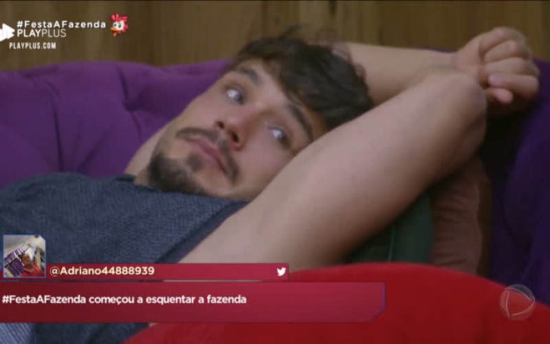 Lucas fica com ciúmes de Hari com Viny