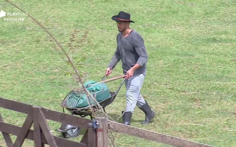 Lucas Viana acorda cedo para cuidar da área externa da sede