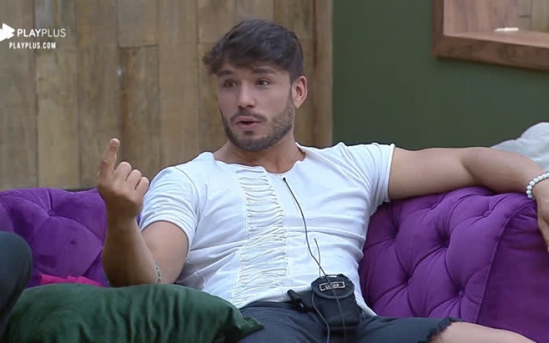 Lucas Viana diz que está louco para comer açaí e peões zoam modelo