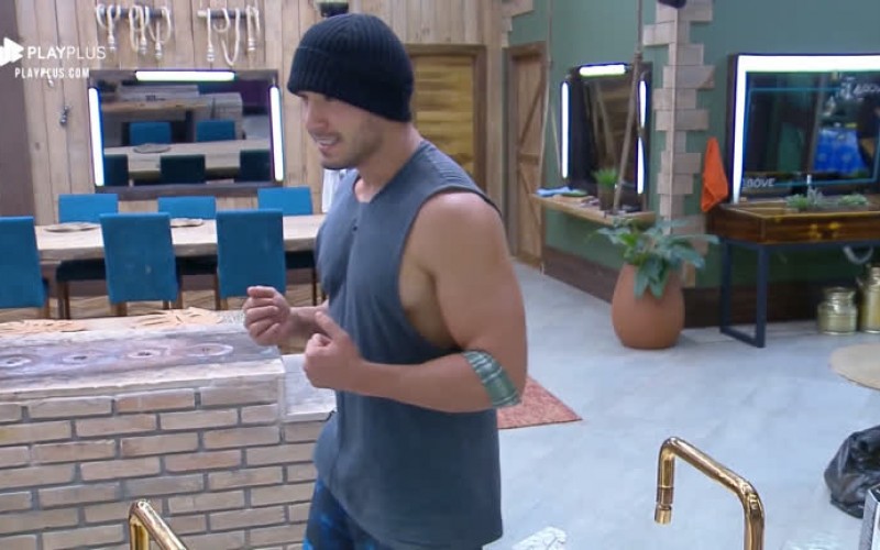 Lucas Viana é criticado por comer creme de leite e fica bravo