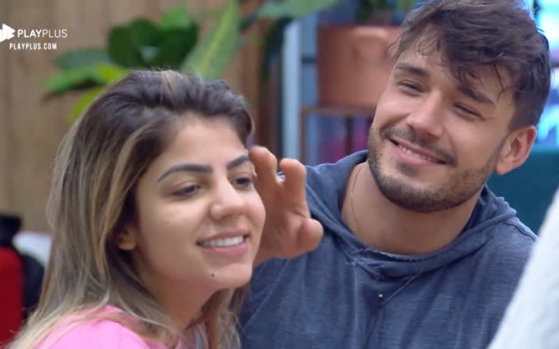 Lucas Viana presenteia Hariany Almeida com um buquê de flores