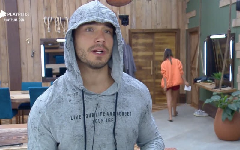 Lucas Viana reclama com Hari Almeida: 