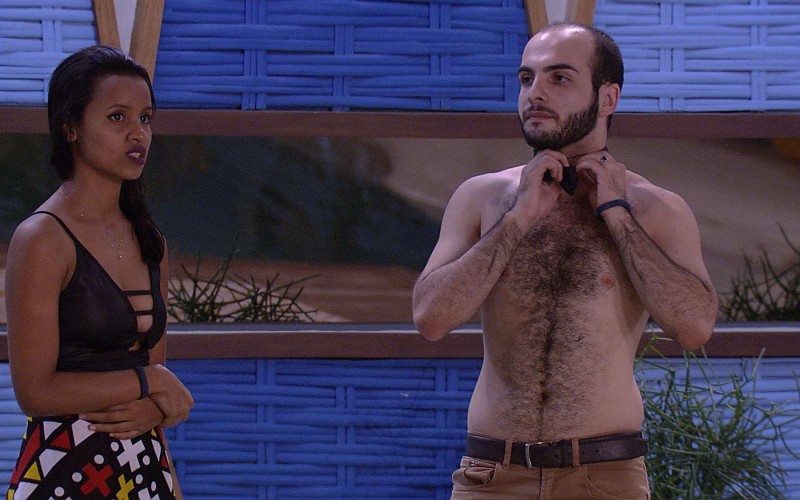 Mahmoud e Gleici pulam na piscina após eliminação de Nayara