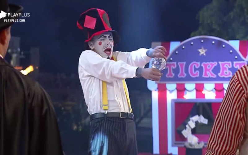 Malabaristas, cuspidores de fogo e jogadores de facas divertem peões