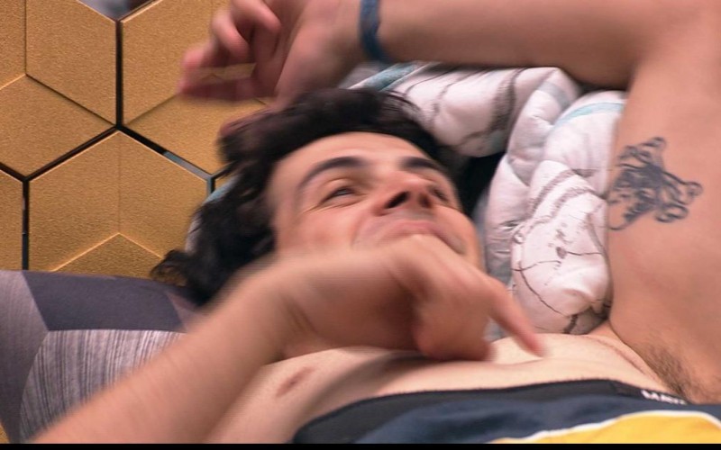 Maycon chama Isabella para dormir de conchinha!