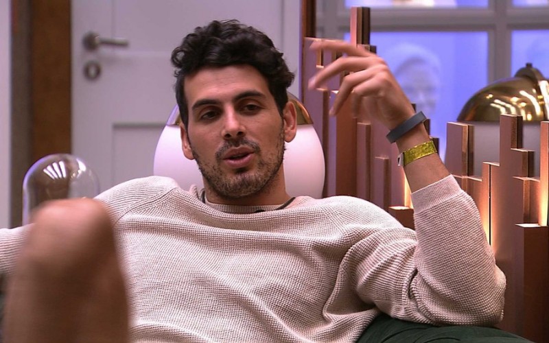 Maycon gesticula para Diego e diz: 