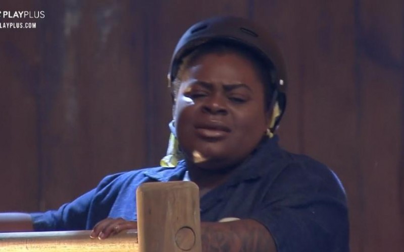 Na prova do fazendeiro, Jojo corre em roda e brinca: 