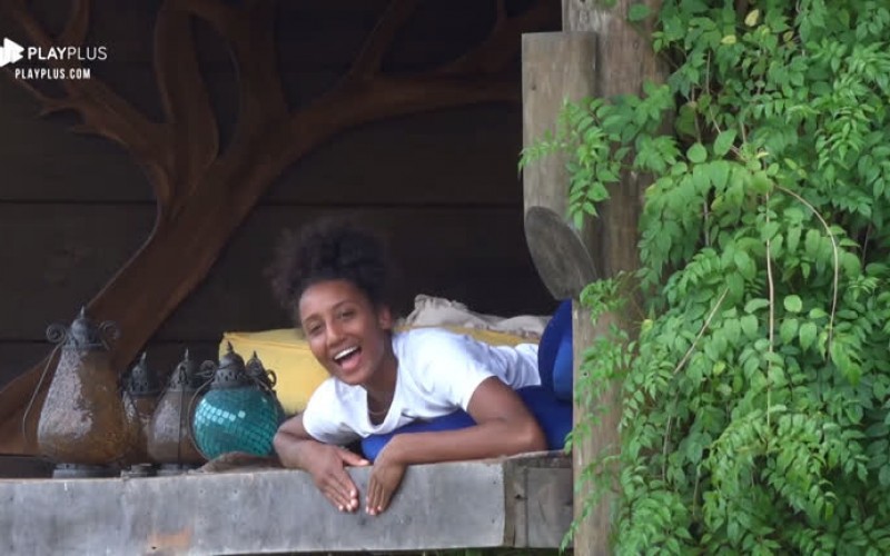 Na reta final de A Fazenda, Sabrina canta paródia sobre reality