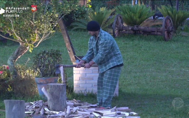 Na Roça, Lucas passa a noite em claro