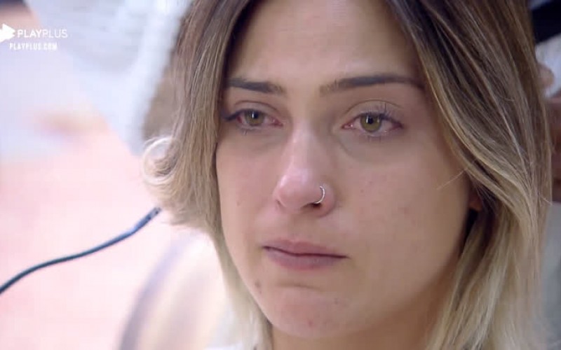 Na Roça, Tati Dias chora enquanto recebe cuidados de Sabrina Paiva